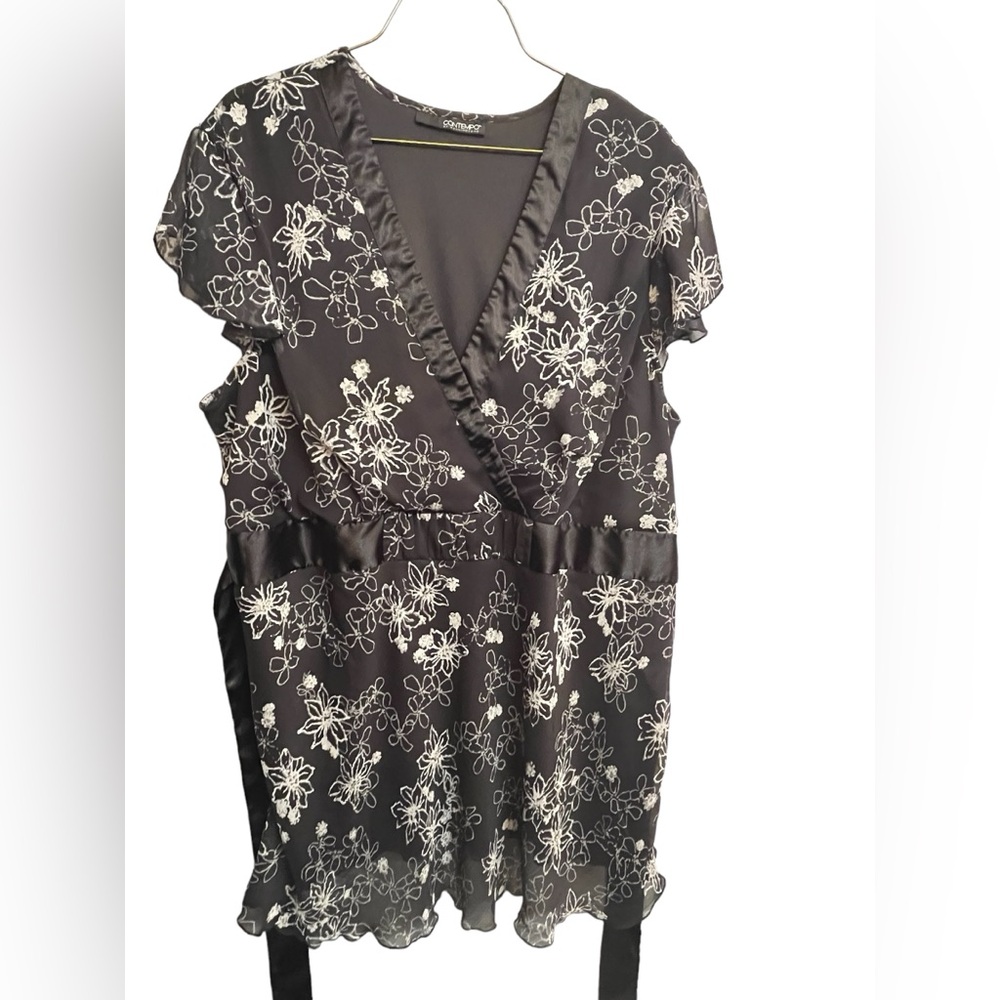 Contempo Top Size 20 Black and White Flowers pattern